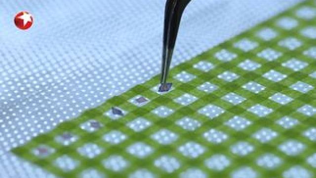 近20万张微型碎纸片，要经过人工拼凑后再用电脑技术识别，才能复原…#东方卫视真心英雄 #真心英雄  