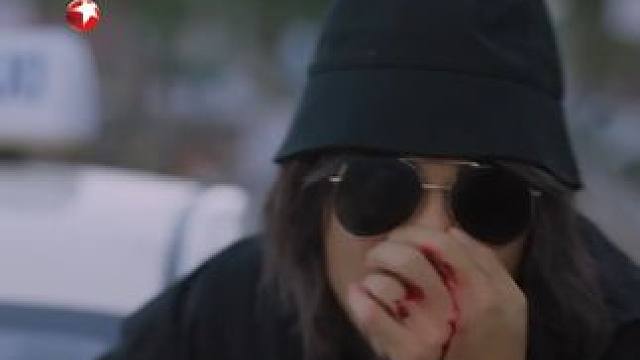 女警察制造车祸，拿到嫌犯样本，终于确认嫌疑人~#东方卫视真心英雄 #真心英雄  #佟丽娅