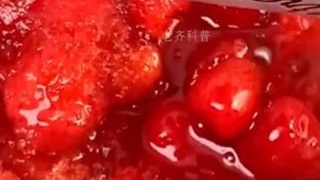 虽然过程如此残忍，但也让男子挣到了一个小目标！#科普 #草莓 #冰点草莓 #罐头 #好吃到停不下来