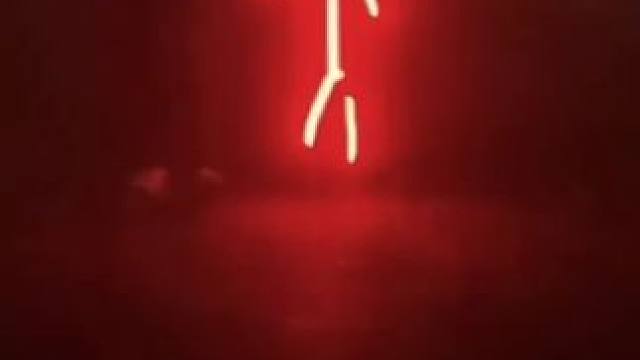 #过年 就得这样玩!大人小孩一起玩，新年全是开心快乐#荧光棒贴在身上跳舞 #过年氛围提前搞起来了 #