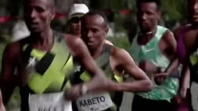 #2025厦门马拉松 男子第一集团通过15km处，仍旧保持3分配速#杨绍辉 位于其列#厦门马拉松 #