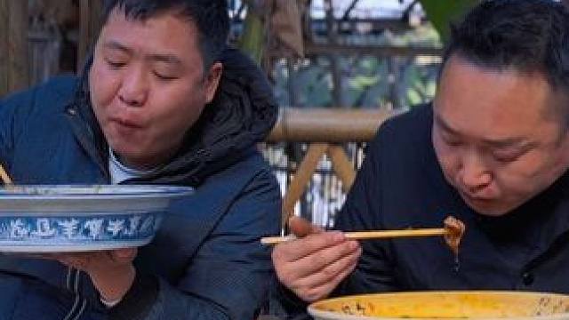 卤上两斤肥肠，扯上一碗面疙瘩，大哥直呼太爽了！ #新农人计划2024 #农村美食 #记录真实生活 #