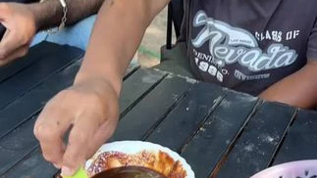 吃生芒果 #吃生芒果 #正确吃芒果的方法 #吃芒果的好处 #东南亚矮子