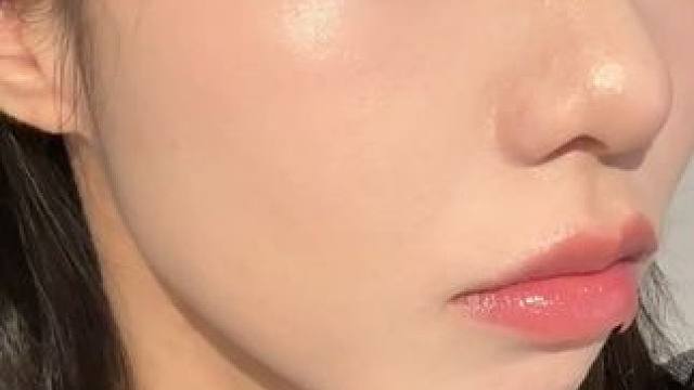 天 等了一个月终于有现货了！姐妹们趁有现货赶紧冲哇！！ #无暇底妆 #贴贴霜 #花间颂贴贴霜 #妆前