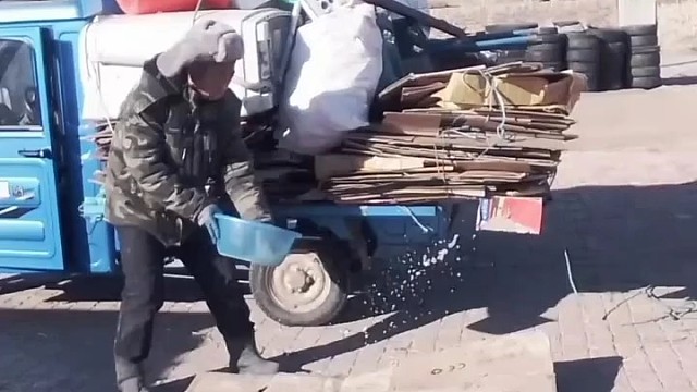 [捂脸] x泼水就算咧，还夹砖头