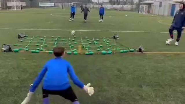 门将扑救的要够及时呀！