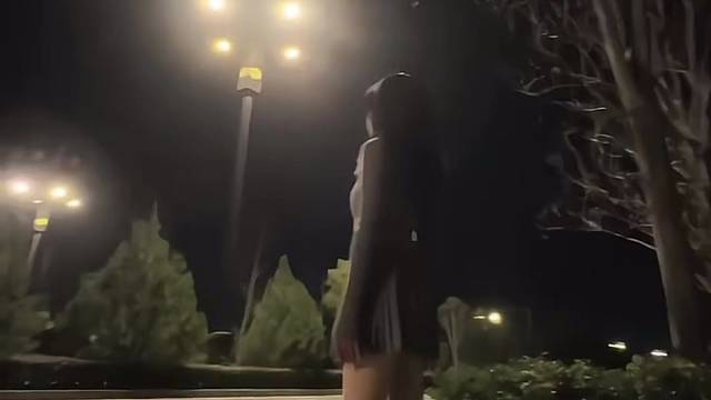 你说我背影好小 舍不得我一个人走 现在我一个人也走了很远了