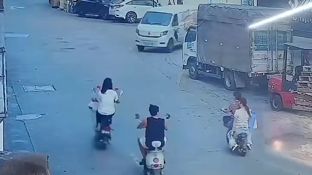 典型的见了美女不要命[捂脸]