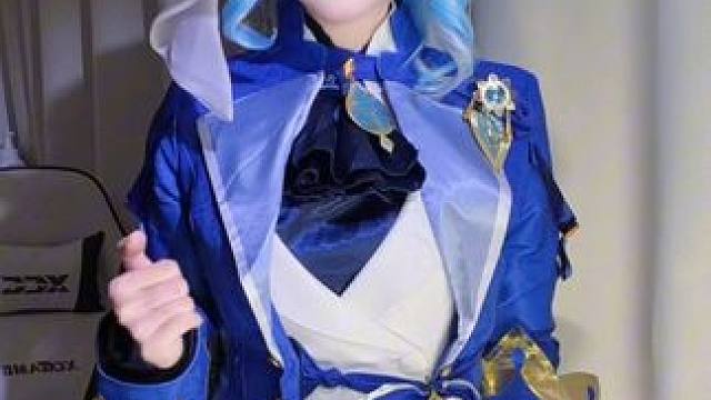 舞跳的还可以，帽子却掉了……