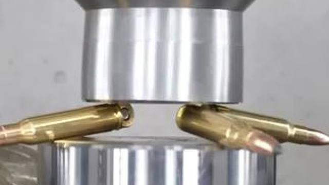 当液压机遇上子弹，究竟会发生什么？
 #科普  #涨知识  #液压机