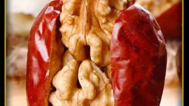 香甜软糯的无核灰枣搭配酥脆浓香的核桃仁，一口下去双层口感简直绝了！#枣夹核桃  #核桃仁  #涨知识