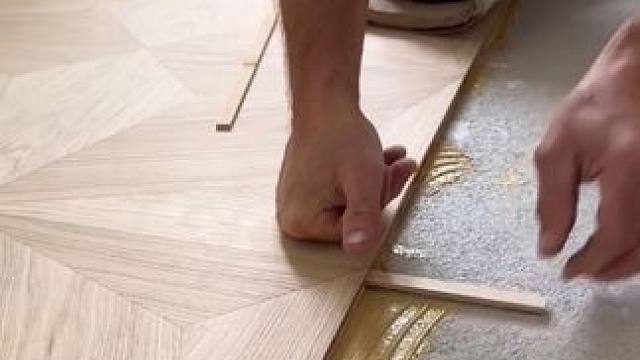 桌子地板，经典中的经典，私人订制系列。 #地面装饰 #木地板安装 #木地板是怎么安装的 #施工工艺 