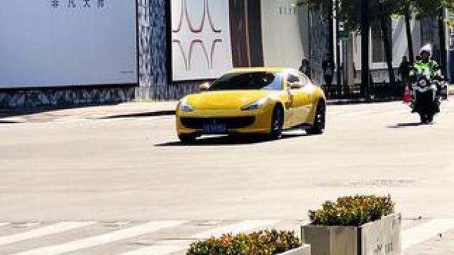 这应该是全网最没声浪的法拉利了吧，帽子叔叔跟在后面，生怕踩一脚被抬走#法拉利 #法拉利gtc4 #排