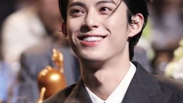 #王鹤棣  可是一开始大家喜欢的就是他身上的张扬呀...#王鹤棣不否认年少轻狂