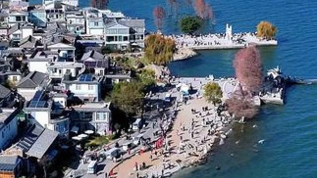 有一种生活叫大理，有种海叫洱海。 #大理洱海 #一起沉沦在绝美的海边 #碧水蓝天 #属于洱海的治愈系