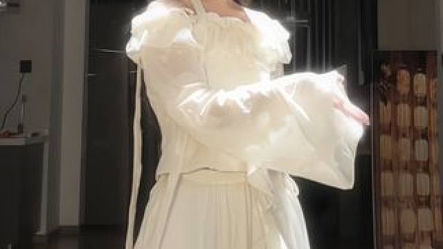 烟花舍不得黑夜#舞蹈 #丸子版天亮以前说再见 #雪花多舍不得冬天 #白月光