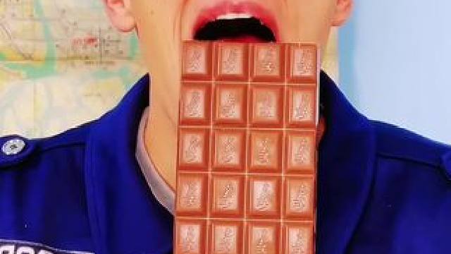 为了能悄悄吃到巧克力，这回可真是用尽智慧了 #搞笑配音 #搞笑视频 #搞笑解说 #搞笑瞬间 #搞笑