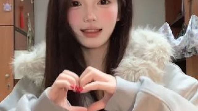 摸鱼也不忘更新 ^  ^
#甜甜的手势舞 #甜妹 #浅跳一下