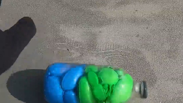 楼梯滚瓶子爆破解压时刻