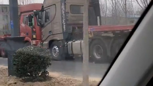 人撒狗粮也就算了 车还撒上狗粮了