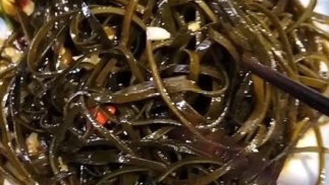 快过年了赶紧来囤这个海带丝吧！大鱼大肉吃腻了就来上这个凉拌海带丝超好吃，酸辣脆爽，大人小孩都爱吃#好
