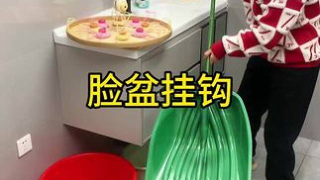 吸盘脸盆挂钩 这款吸盘脸盆挂钩 真不错，免打孔上墙，全家的脸盆都能上墙收纳不占地方，大号脸盆也没问题