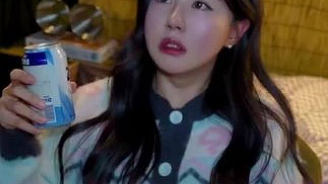 美女独自森林里露营#真正的露营女孩 #野外露营 #露营过夜 #一起露营吧