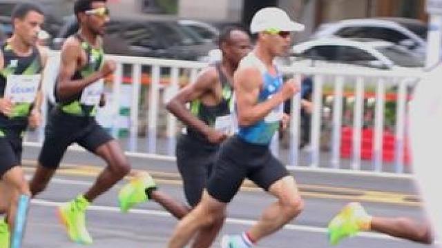 #2025厦门马拉松 男子第一梯度通过20.8km处，中国名将#杨绍辉 位于前列#厦门马拉松 #厦马