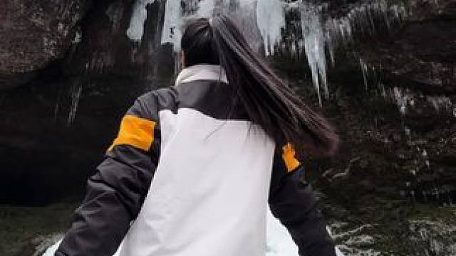 山是真的山，雪也是真的雪！#冬天该有的样子 #雅安龙苍沟森林公园 #天生桥 #看雪 #雪景