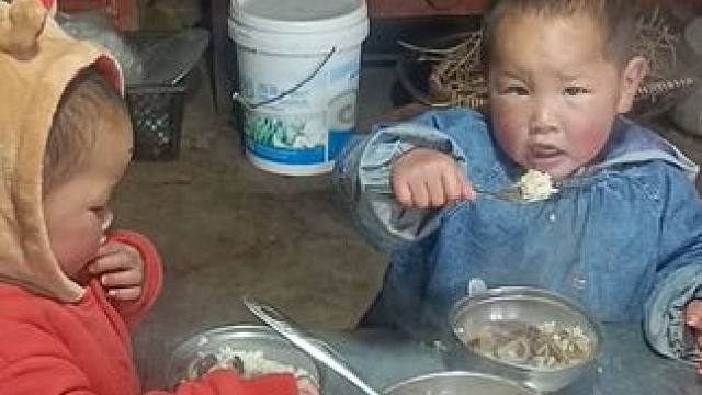 今天老大老二上学去了，随便煮点酸菜红豆吃。#内容启发搜索