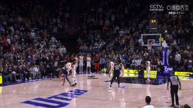 一场不起眼的常规赛…爵士V老鹰的比赛…最后上演了神仙剧情…终场前2.9秒…塞克斯顿高难度三分命中绝平