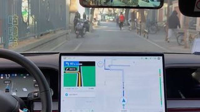 #腾势易三方神龙摆尾 这回开车要是碰到大爷,再也不用吓得心脏砰砰跳了#腾势智驾实力演绎有路就能开#腾