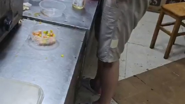 刷新了我的认知，这就是外卖店的环境，据了解是因为顾客备注不要玉米老板竟然这样做