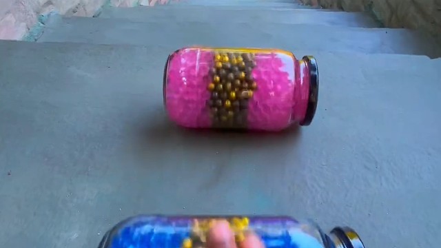 楼梯滚瓶子爆破解压时刻