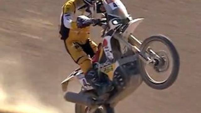 苏尼尔超燃翘头 #2025达喀尔拉力赛 SS3赛段组委会的直升机追拍到了一段中国车手苏尼尔在赛道里翘