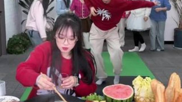 听歌跳舞吃火锅，哈哈太好玩了 #办公室日常 #真会玩系列 #意想不到的结局 #办公室游戏#内容启发搜