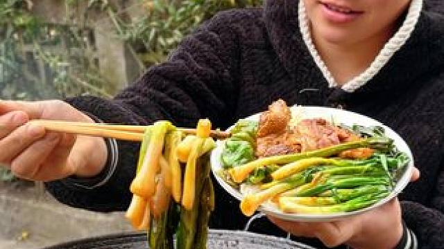 今天做五花肉炒鸭，放很多配菜和辣椒巨好吃 #美食 #农村生活 #美食分享