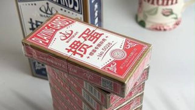 打掼蛋总是掉牌的掼友，我不允许你还不知道这款细长窄版 掼蛋专用扑克，更细更长好抓握不掉牌，玩脏可以水