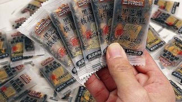 “三只松鼠黑芝麻核桃软糕，非常浓郁的黑芝麻香，真的很好吃”！ #三只松鼠黑芝麻核桃软糕 #零食推荐 