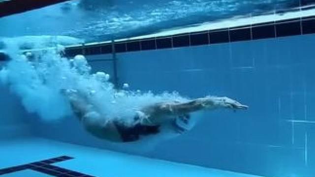 水下视角欣赏丝滑的蝶泳动作25米15秒算什么水平？ #游泳打卡 #爱游泳 #游泳技巧 #跳发 #蝶泳