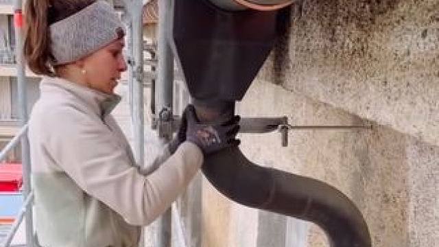 德国阿尔卑斯山脚下的小镇民房屋顶建设施工。 #工艺制作 #建筑之美 #屋顶防水 #装修施工 #结实耐