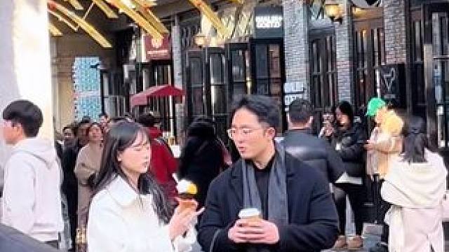 对韩免签后，工作日的上海街头，处处都透漏着韩剧里的氛围，记得以前最爱的韩剧就是蓝色生死恋，和浪漫满屋