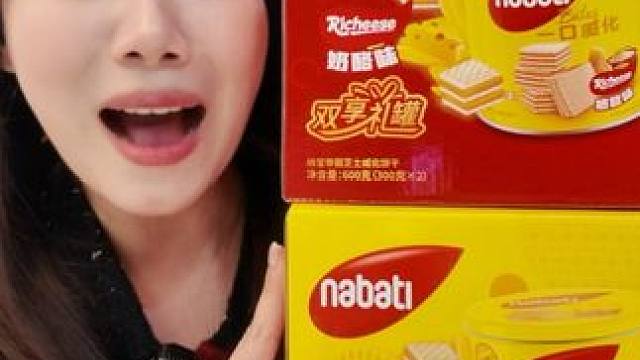 一份心意满满的礼物，当属超有特色的小金桶啦！ #蛇年鸿运冲纳宝帝小金桶 #零食 #新年零食大礼包