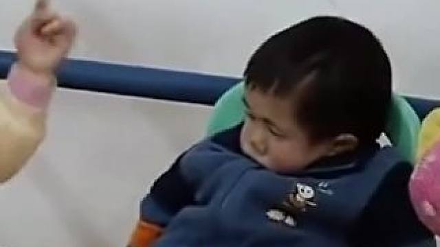 “一个成年人被困在小小的身躯里，与之相伴的是一生孤独的灵魂”#吴康 #侏儒症 #小小的老子