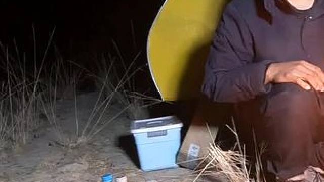 穷游去新疆一路爬坡又累又饿在路边就地扎营，晚饭吃爆炒一碗香太下饭了#户外美食 #穷游 #露营