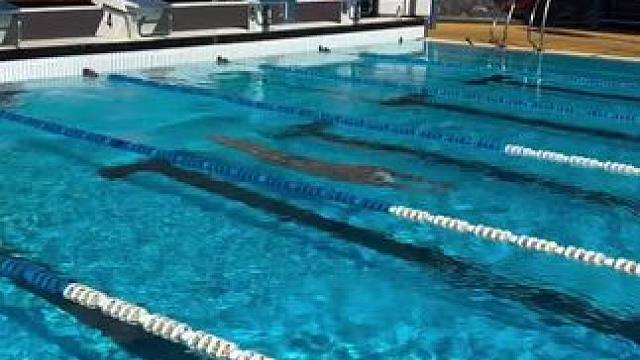 蝶泳错误动作纠正方式，你能看出区别在哪吗？ 嗨，游泳爱好者们，这里有一个快速修复方法，可以让你的蝴蝶