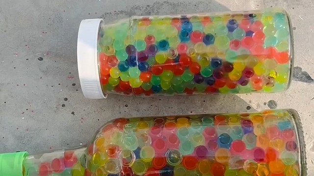 楼梯滚瓶子爆破解压时刻