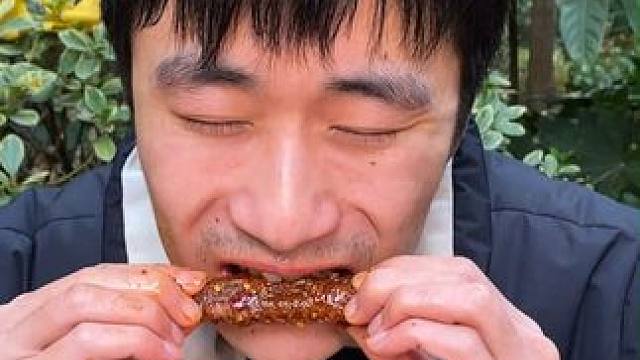 就这个爆辣鸭翅真的给我嘴都辣肿了！不能吃辣的千万不要轻易尝试！#零食推荐 #追剧小零食 #辣条 #吃