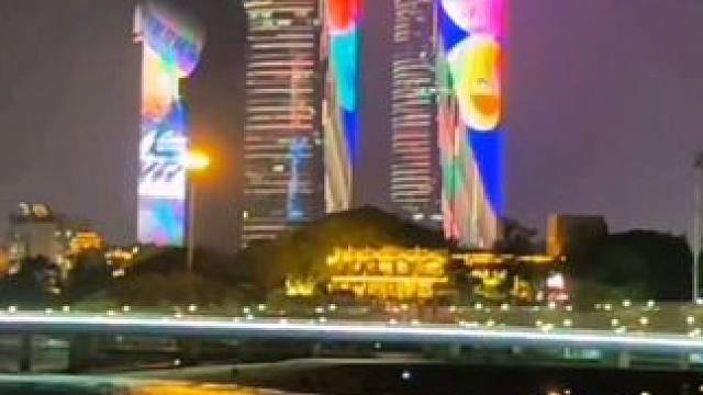 每当夜晚，美丽的双子塔灯光秀格外吸引人的目光！#手机摄影 #双子塔 #城市夜景 。