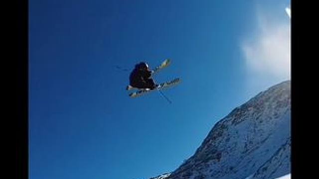 “朝着自己热爱的方向努力前进叭”
#这才是滑雪人的出场方式 #滑雪#百大运动玩咖冰雪挑战赛#滑雪是坏